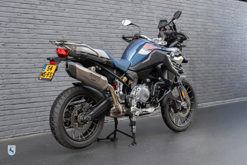 57099961-3.jpg
